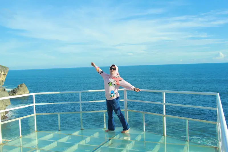 Wisata Teras Kaca Pantai Nguluran Gunungkidul