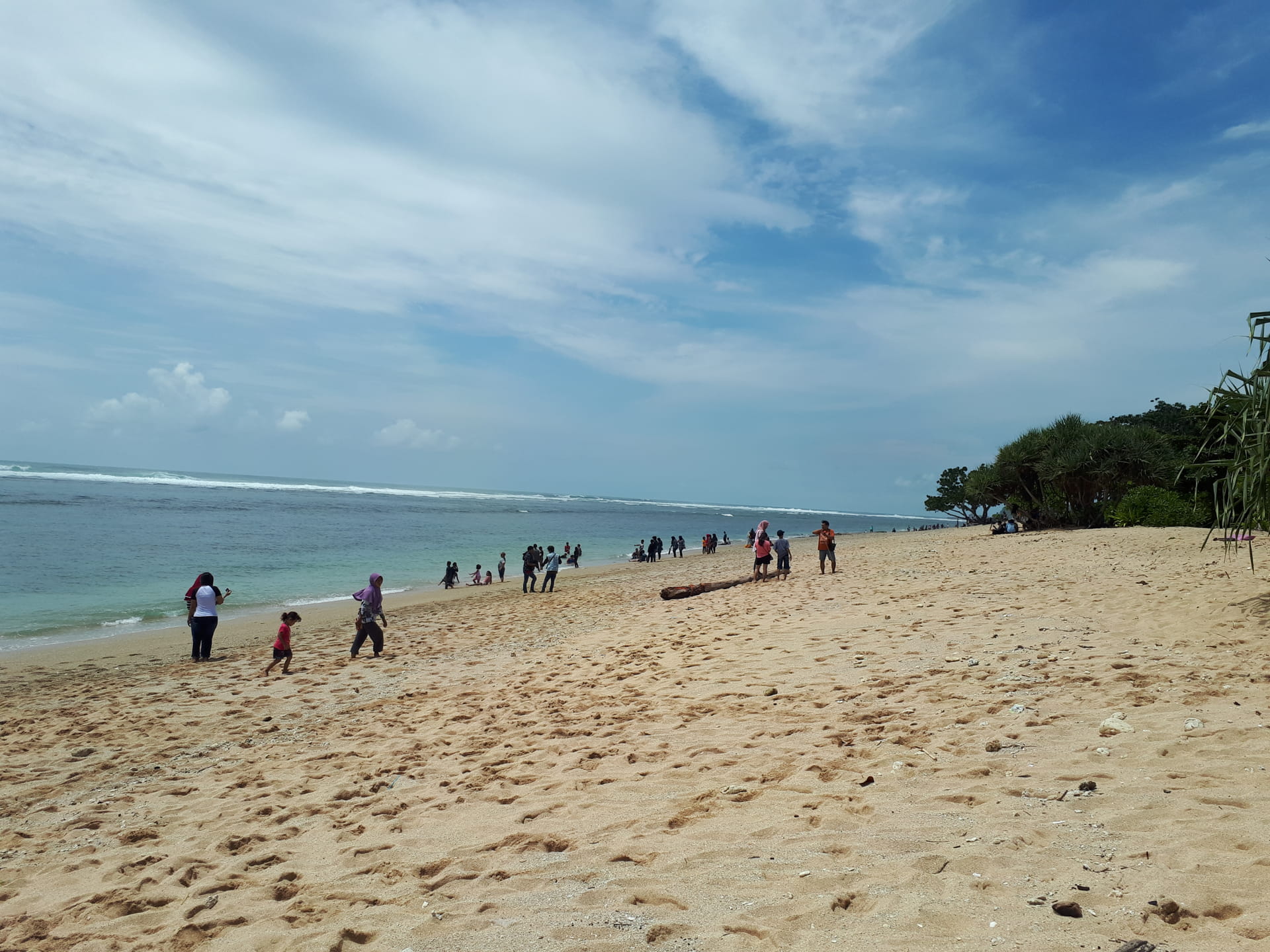 Biru nya Laut Pantai Regent Malang