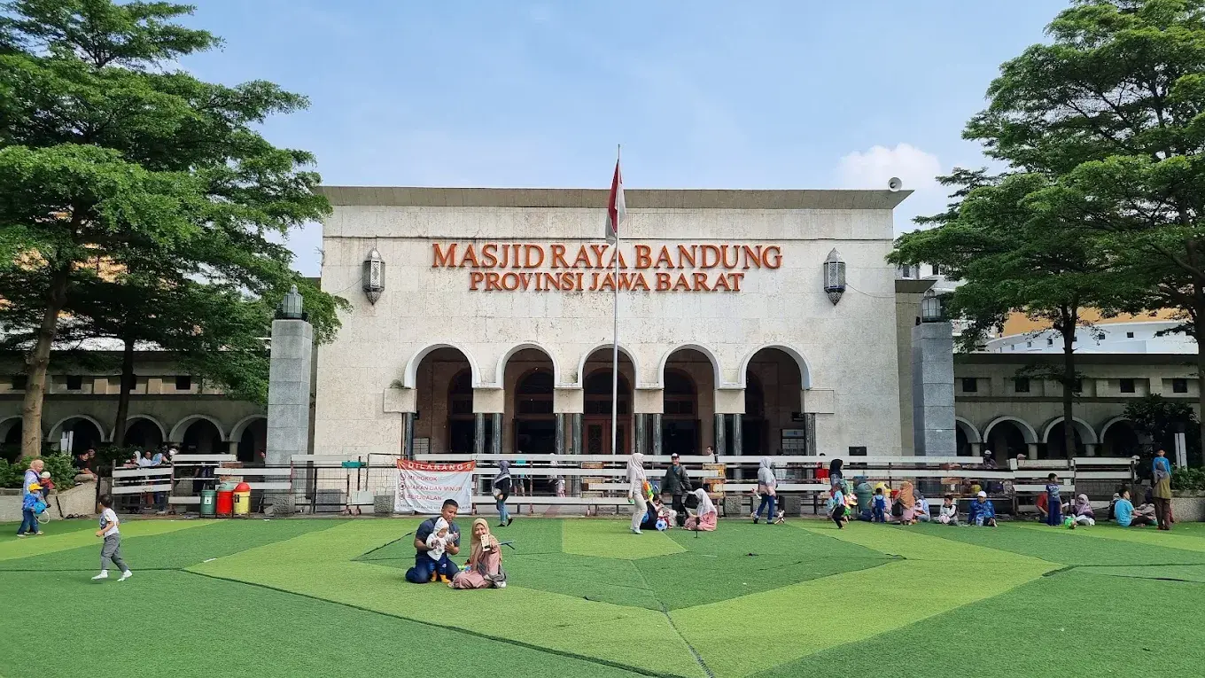 Tempat Wisata Murah di Bandung - Alun-Alun Kota Bandung