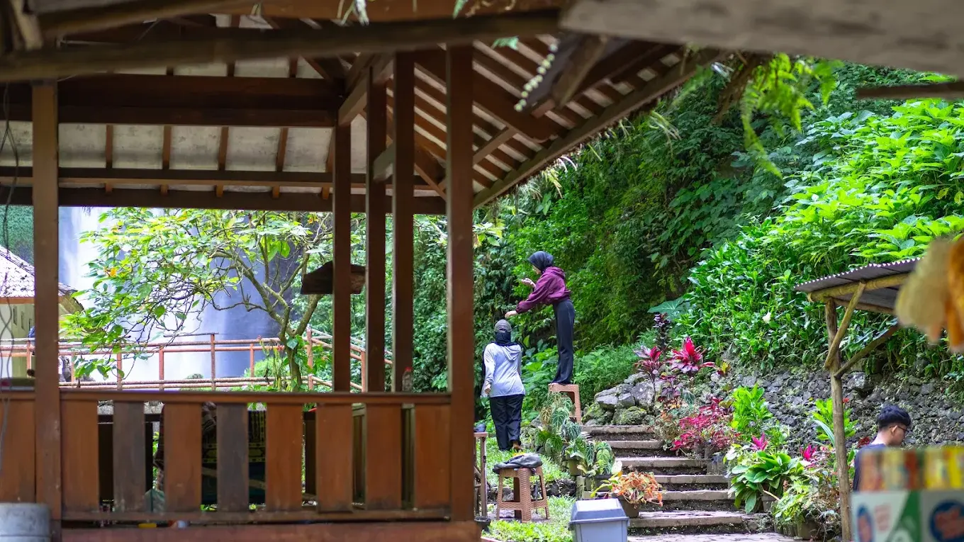 Tempat Wisata Murah di Bandung - Curug Cimahi (Air Terjun Pelangi)